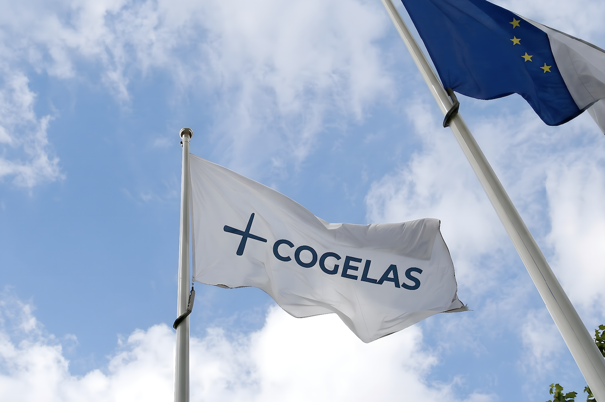 Drapeau Cogelas flottant sur un chantier